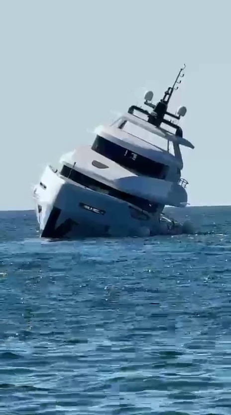 Yapımı tamamlanıp sahibine teslim edilen lüks yat, 15 dakika sonra battı