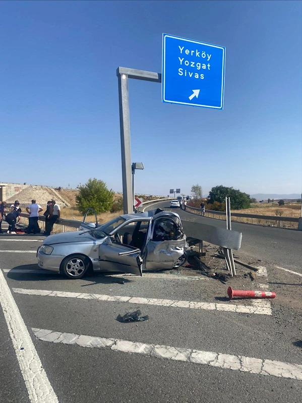 Otomobil, bariyerlere çarptı: 1 ölü, 4 yaralı