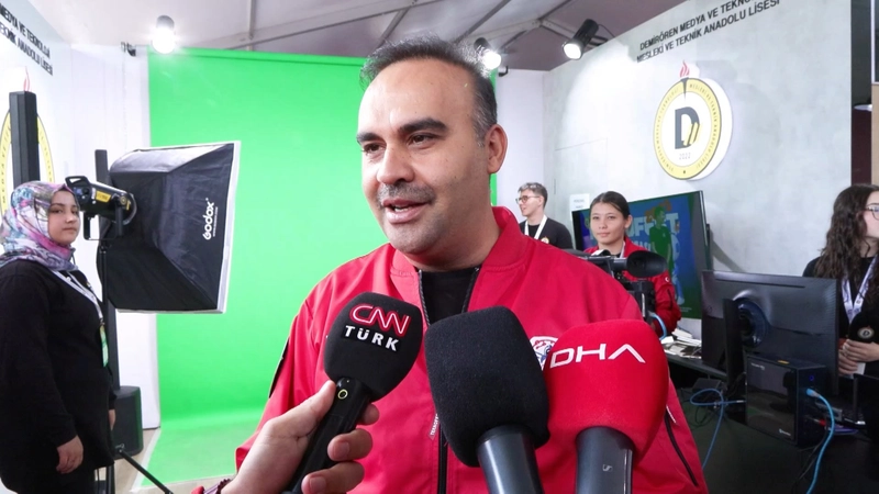 İstanbul- Bakan Kacır, Demirören Medya standını ziyaret etti