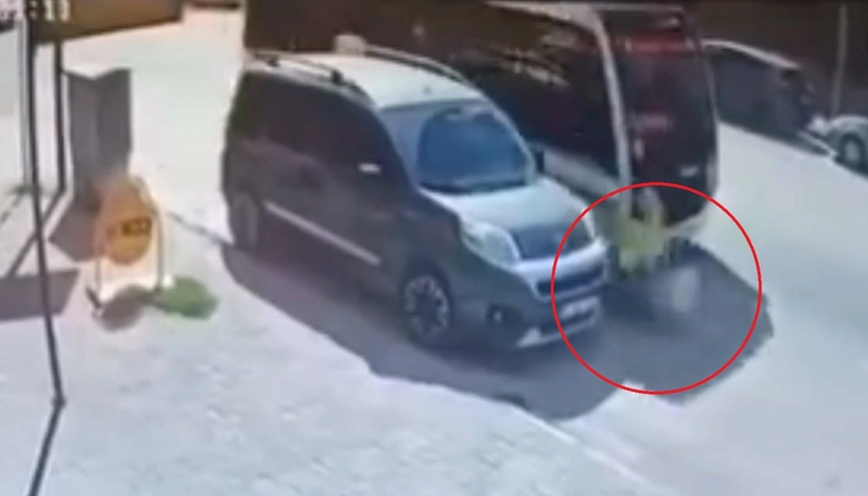 Aracına binerken minibüs çarpmıştı; kaza görüntüleri ortaya çıktı