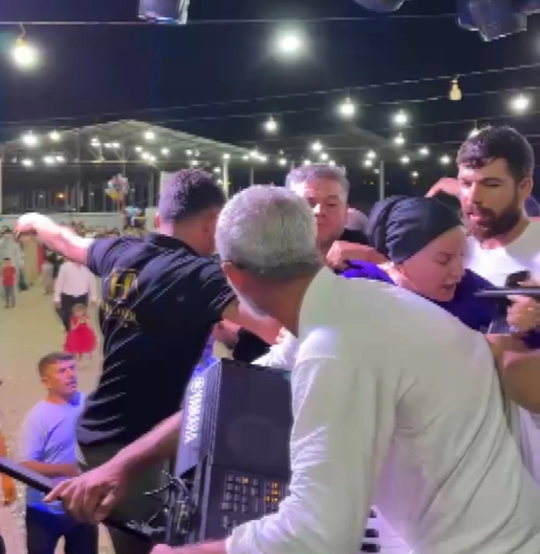 Düğünde, karşısında şarkı söylemeyi reddeden şarkıcıya saldırdı