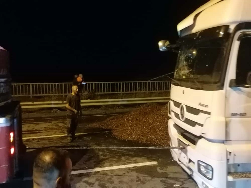 Karadeniz Sahil Yolu’nda TIR devrildi: 2 yaralı