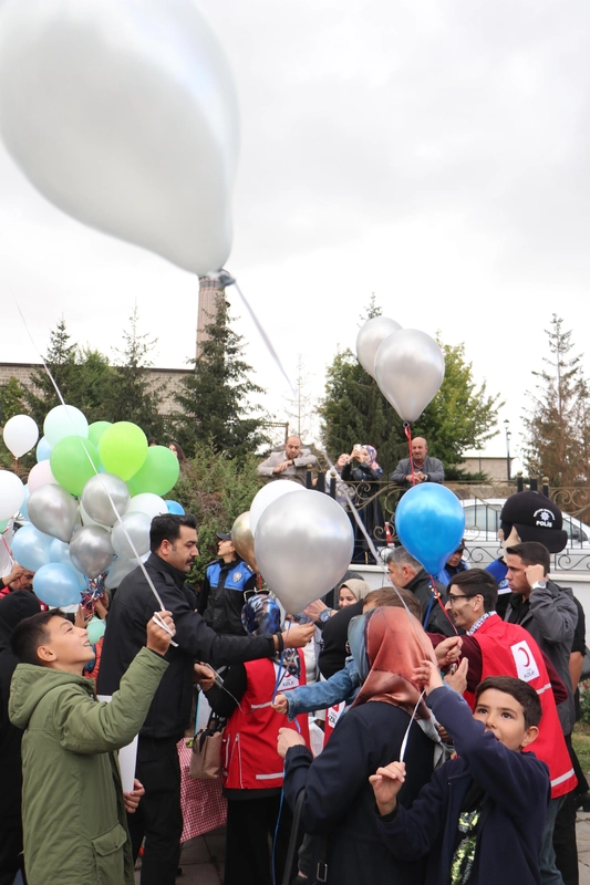 Sağlığına kavuşan Talha Sıraç, polis ağabeyleriyle buluşup motosiklete bindi, balon uçurdu / Ek fotoğraflar