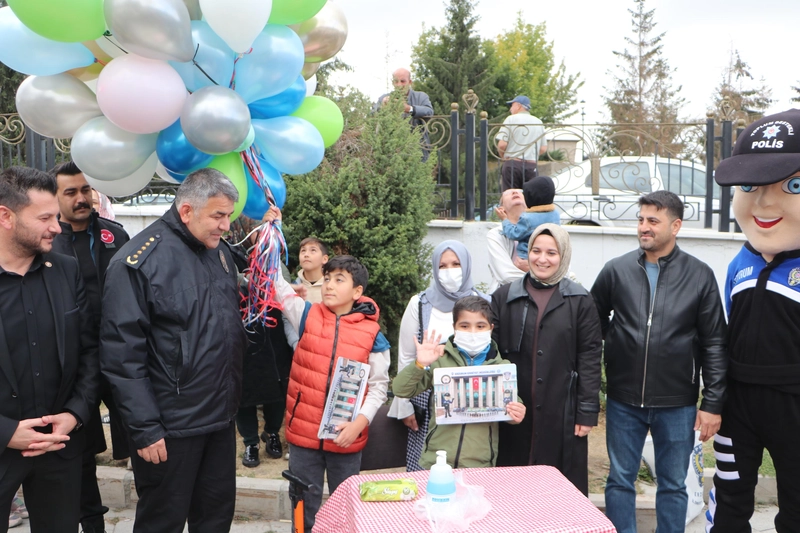 Sağlığına kavuşan Talha Sıraç, polis ağabeyleriyle buluşup motosiklete bindi, balon uçurdu