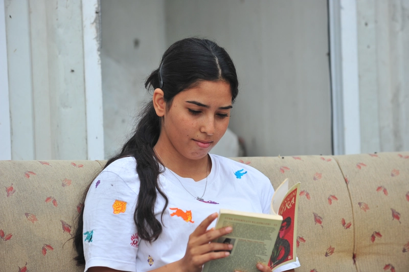 Mevsimlik işçilerin çocukları arkadaşlarından geri kalmamak için çadırda ders çalışıyor