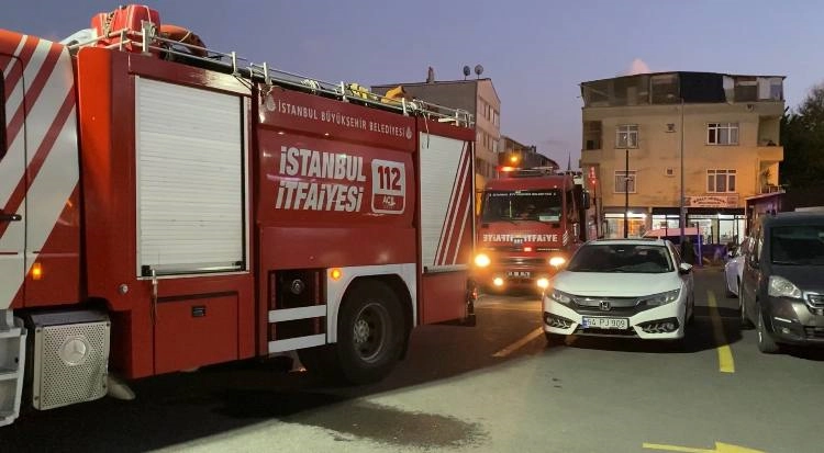İstanbul - Küçükçekmece’de tahtalar yandı; 3 binanın dış cephesi hasar gördü 