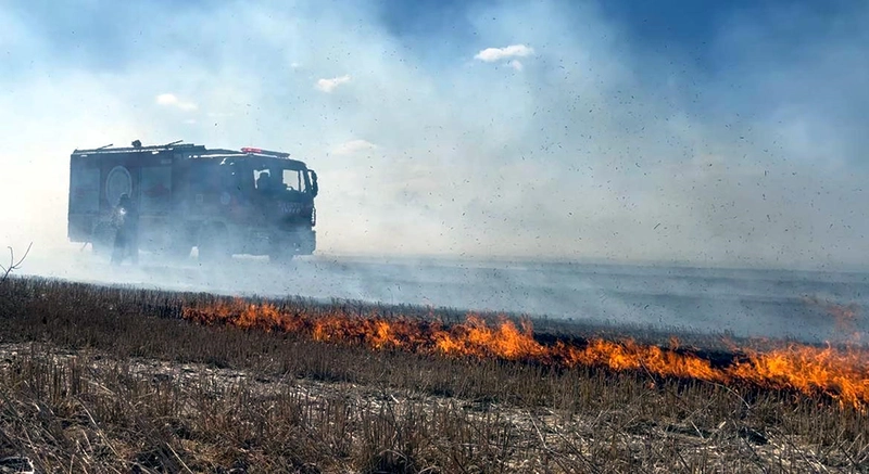 Anız yangınında alevler çiftliklere ulaşmadan kontrol altına alındı