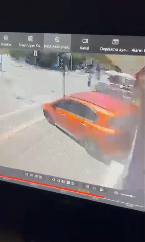 Bursa- Sürücüsünün el frenini çekmeyi unuttuğu otomobil kuyumcu dükkanına çarptı /Video eklendi 