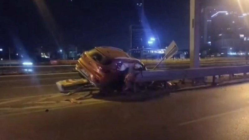 İstanbul - Ataşehir TEM bağlantı yolunda otomobil bariyere çarptı: 1