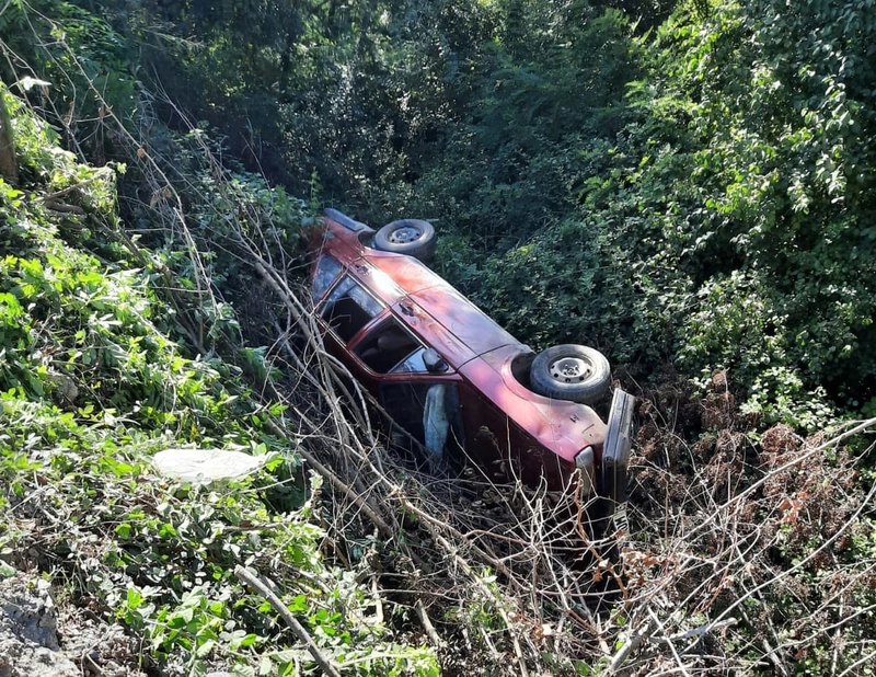 Sakarya’da otomobil şarampole devrildi: Aynı aileden 5 yaralı