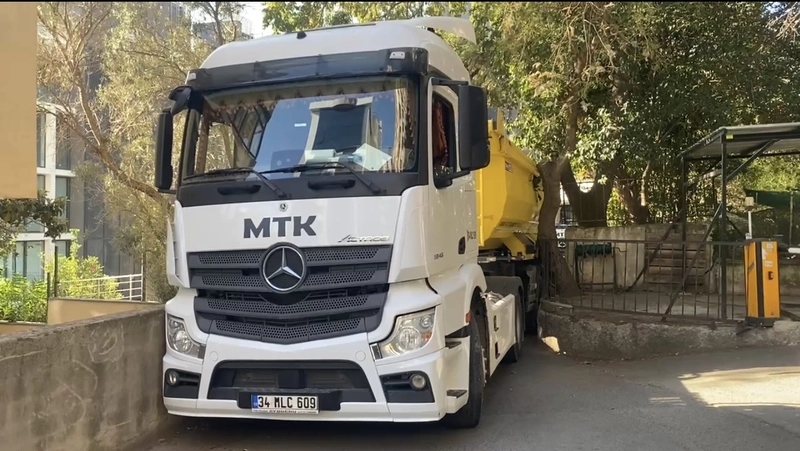 İstanbul - Kadıköy’de dar sokağa giren hafriyat kamyonu iki duvar arasına sıkıştı