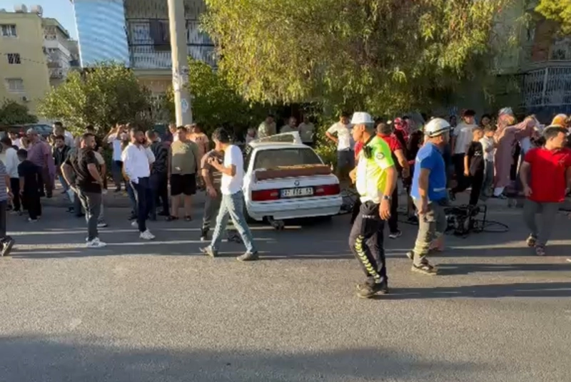 Mersin’de kaldırıma çıkan otomobil ağaca çarptı: 2 yaralı