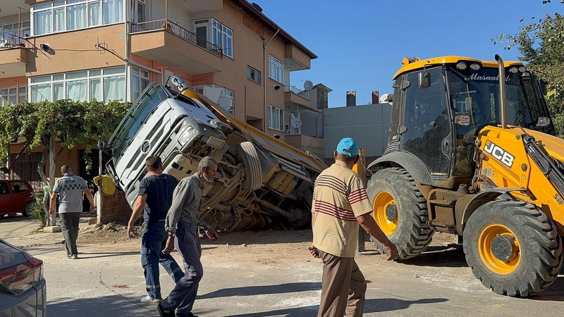Zemin çöktü, kum yüklü kamyon foseptiğe düştü