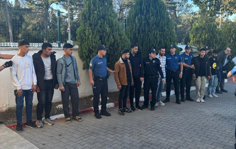 Edirne’de kamyonette 15 kaçak göçmen yakalandı; 1 gözaltı