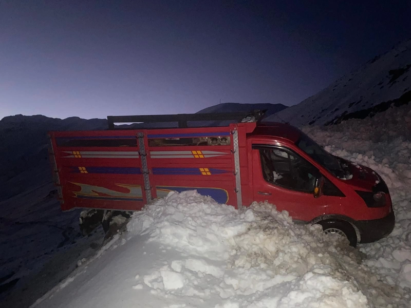 Yaylada 6 aracın üzerine çığ düştü; mahsur kalan 15 kişi kurtarıldı
