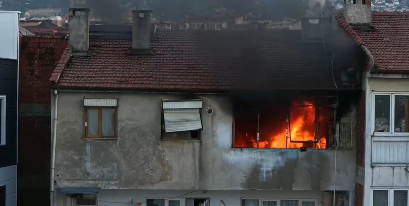 Yanan daireden alt komşusu kurtardı; yangın dronla görüntüledi 