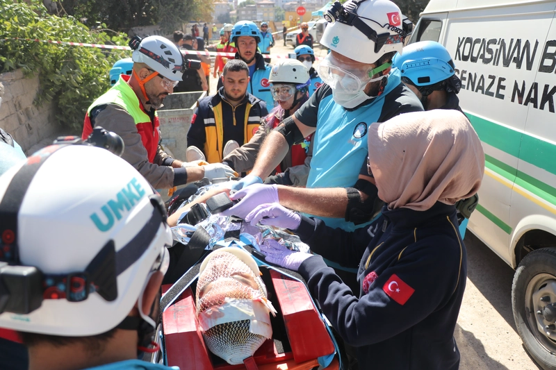Kayseri’de deprem tatbikatı gerçeğini aratmadı / Ek fotoğraflar