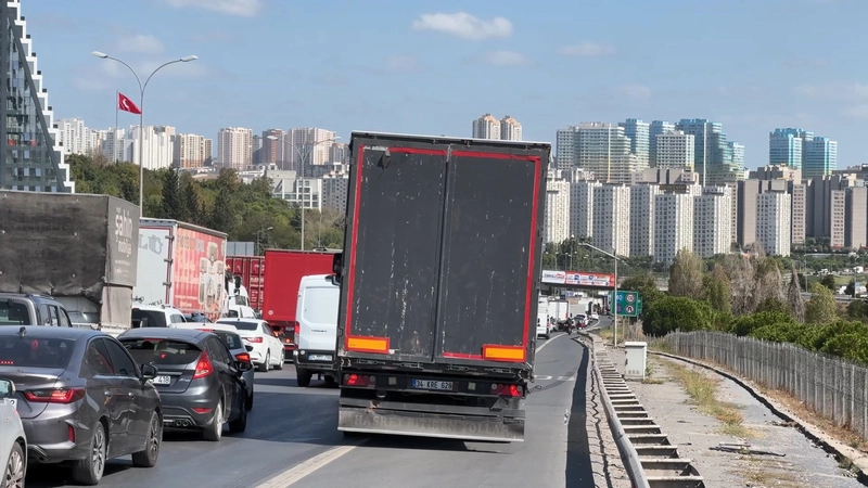 İstanbul - TEM Otoyolu’nda kazada savrulan minibüs, peçete satan engelli kişiye çarptı