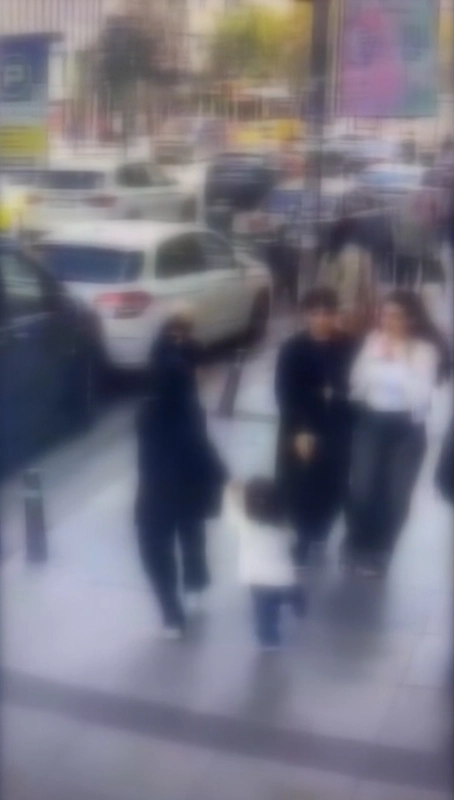 İstanbul - Şişli’de kadına kapkaç; biri elini tuttu diğeri çantasını çaldı: 15 yaşındaki şüpheli yakalandı 