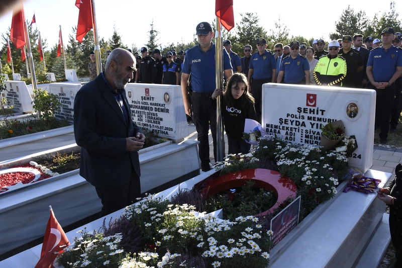 Şehit polis Şeyda Yılmaz, kabri başında anıldı