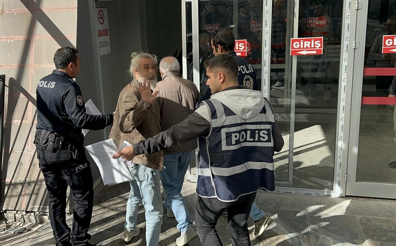 Kendisini şikayet ettiğini öne sürdüğü komşusunu darbedip, tekmeledi