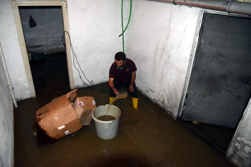 Çöp yığınları kanalları kapatınca mahalleyi su bastı