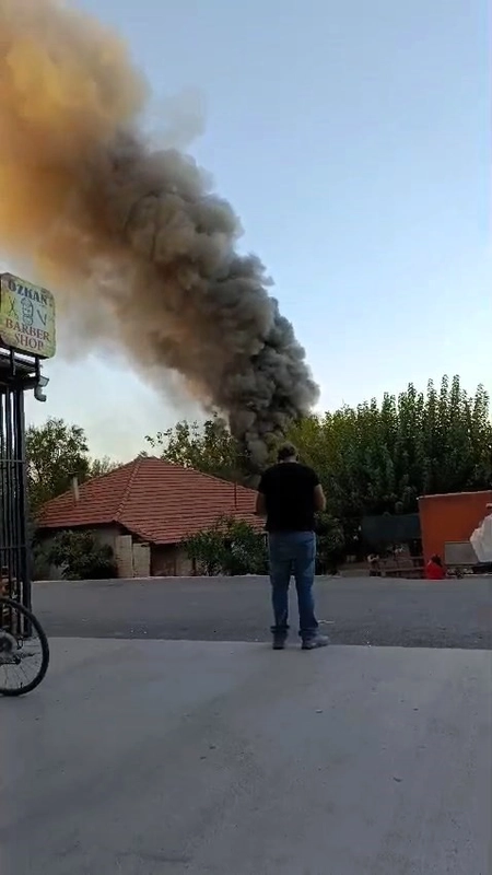 Antalya’da müstakil evdeki yangında çatının çökmesi panik yarattı