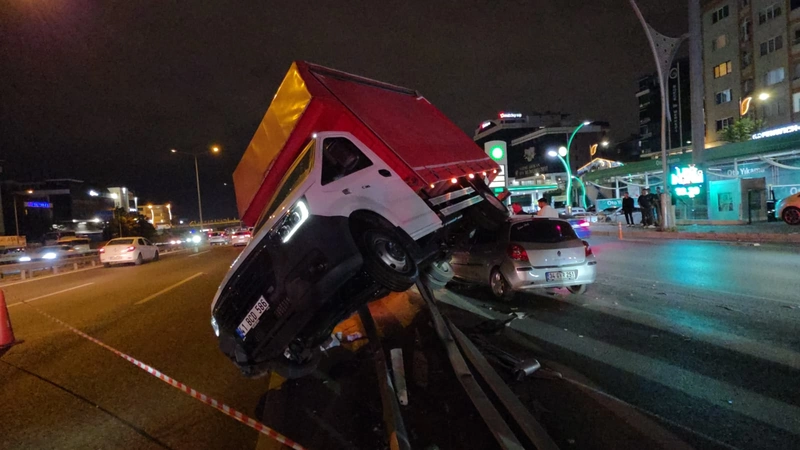 Otomobille çarpışan kamyonet bariyerlere çıktı: 3 yaralı