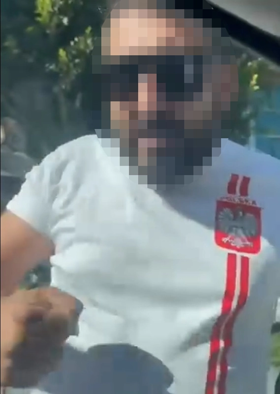 Tartıştığı sürücünün önünü kesip aracının camını yumrukladı