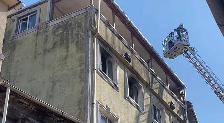 İstanbul - Fatih’te 5 katlı binada çıkan yangın söndürüldü