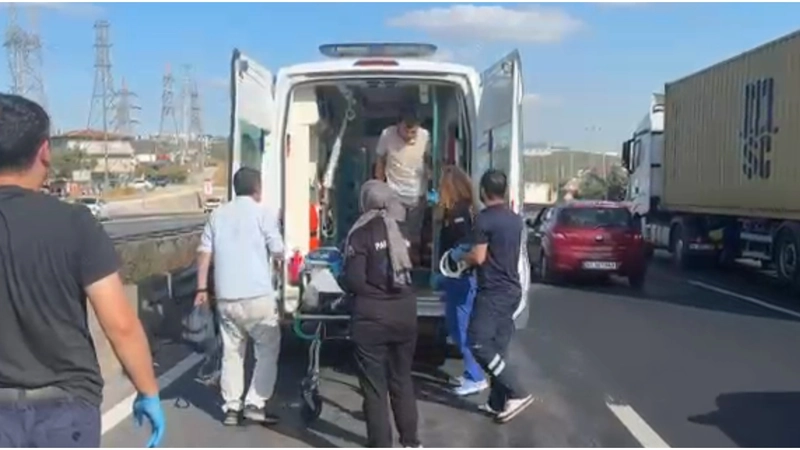 Çekiciyle çarptığı otomobili devirip, kaçtı; 3 yaralı