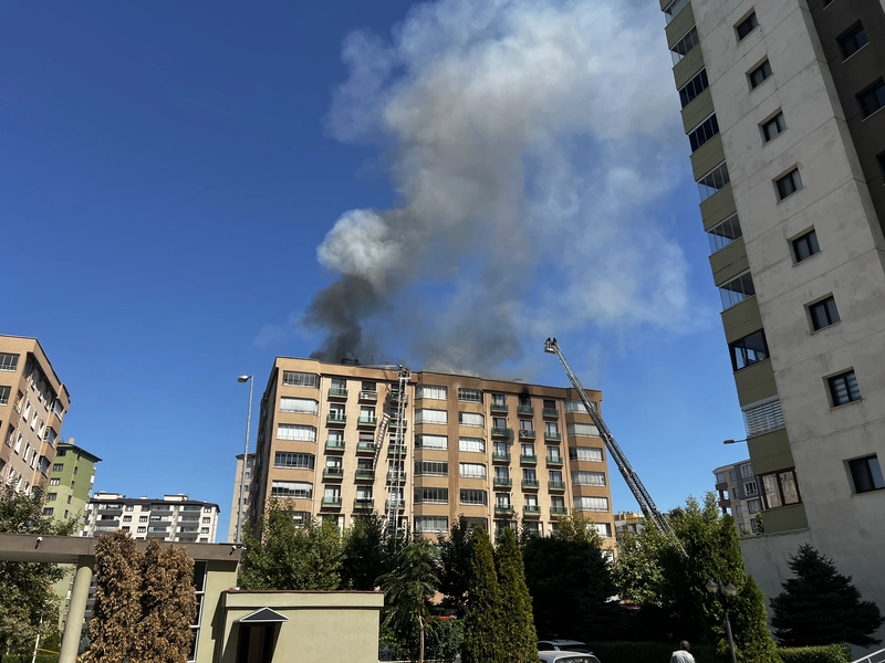 8 katlı binanın çatısında çıkan yangın söndürüldü (2)