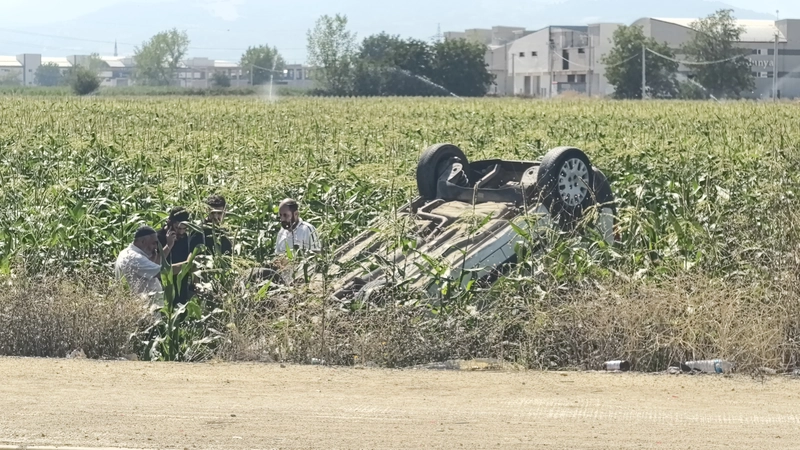 Takla atıp mısır tarlasına uçan hafif ticari aracın sürücüsü yaralandı