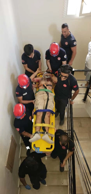 Havalandırma boşluğuna düşen boyacıyı itfaiye kurtardı