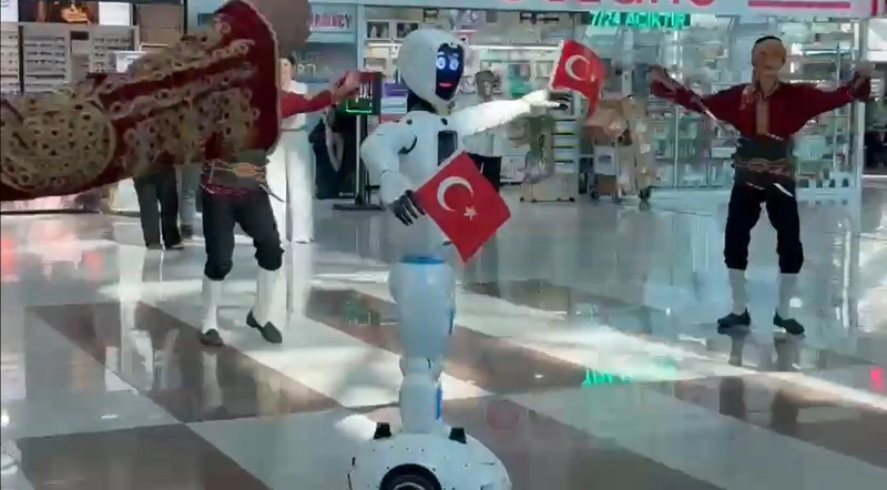 Robot, seymenlere dansıyla eşlik etti