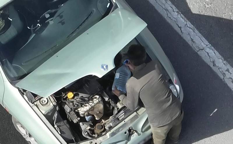 Polisi görünce arıza yaptığı gerekçesiyle aracını emniyet şeridine çekti, ehliyetsiz çıktı