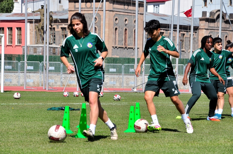 Yüksekovaspor Kadın Futbol Takımı oyuncusu Nurtel: Doğuda kadınların başarısını görünür kıldık