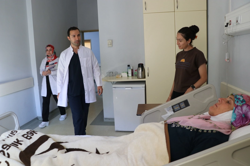 15 yıldır yüz felci olan kadın, ameliyatla sağlığına kavuştu