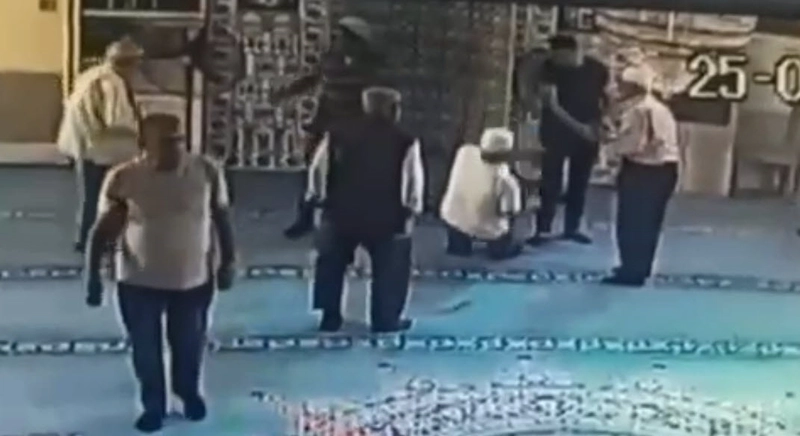 Muğla- Namaz sonrası fenalaştığı o anlar kamerada /Video eklendi 