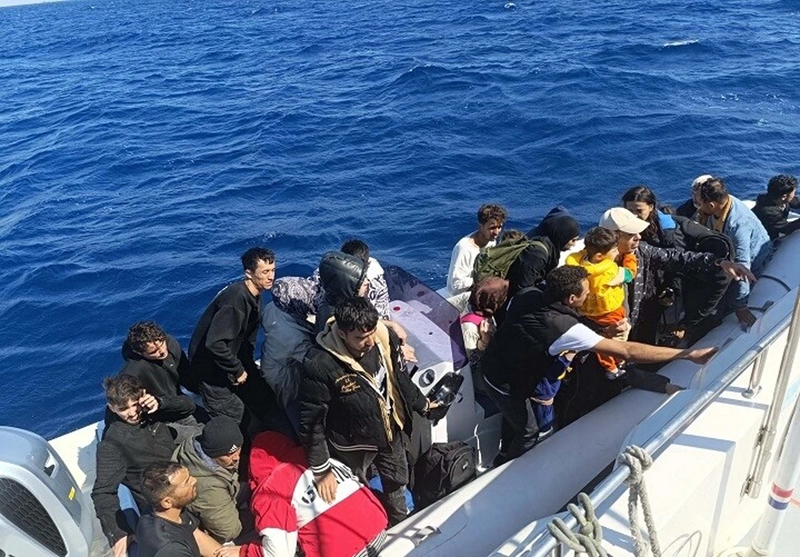 Didim açıklarında düzensiz göçmenleri taşıyan bot battı: Anne ile oğlu öldü