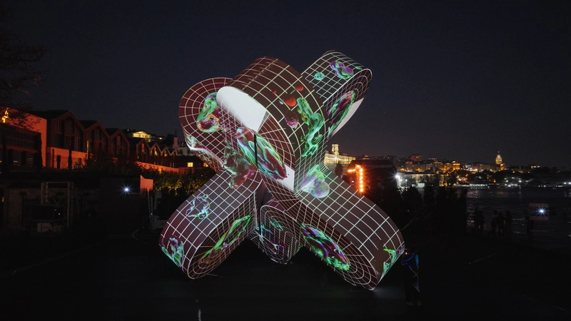 Güvenç Özel’in ‘Neuroflux’ı Contemporary Istanbul’da sanatseverlerle buluştu