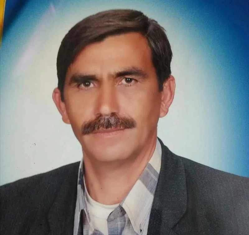 Devrilen traktörünün altında kalıp öldü