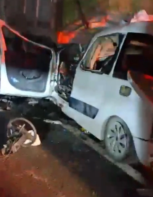 Hafif ticari araç, kamyona arkadan çarptı: 2 ölü, 1 yaralı