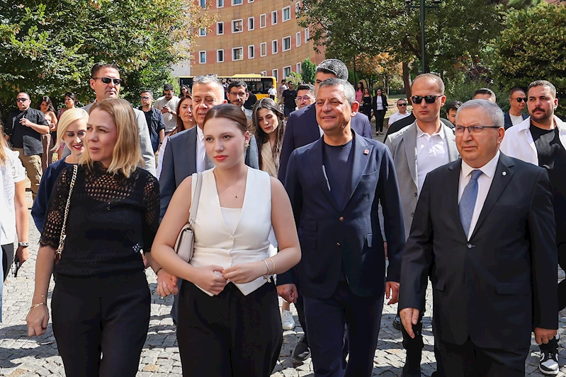 İstanbul - Özgür Özel Ferdi Zeyrek’in kızı Nehir’in üniversite kaydı sırasında yanında bulundu 