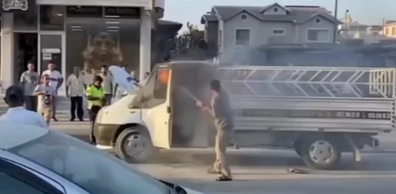 Çalkaladığı gazlı içecekle yangını söndürmeye çalıştı