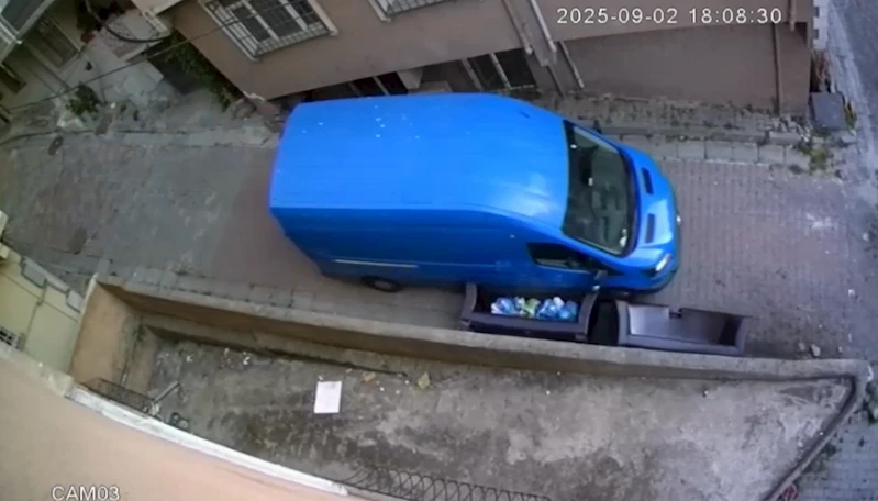 İstanbul - Kağıthane’de minibüs inşaat alanına girdi; çocukların ölümden saniyelerle kurtulduğu anlar kamerada 