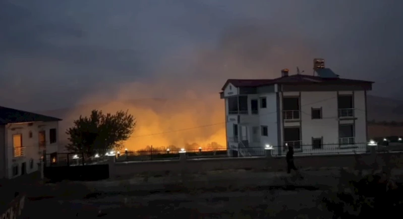 Elazığ’da anız yangını; alevler yerleşim yerlerine yaklaştı