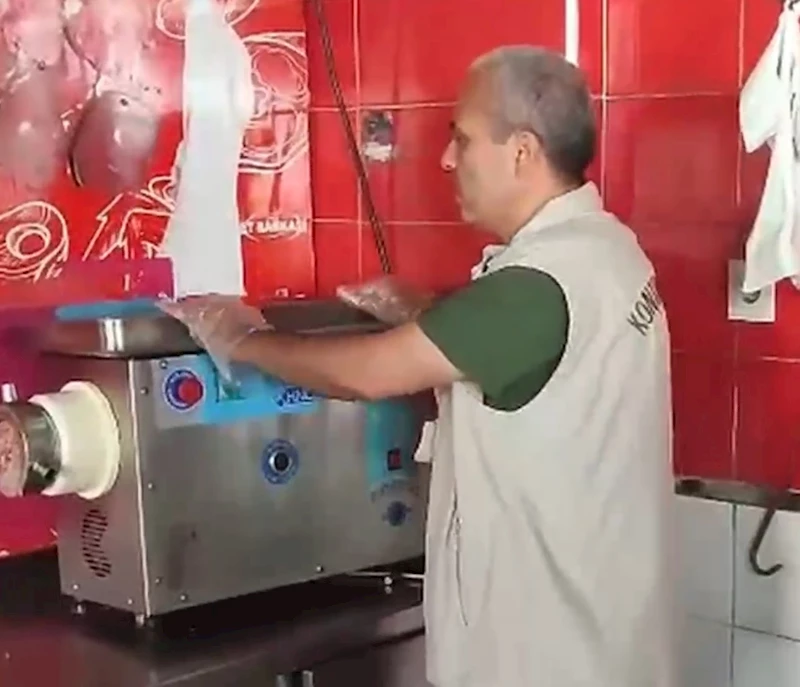 Kurulan düzenekle bozuk etlerin kıymaya karıştırılıp satıldığı iş yeri kapatıldı