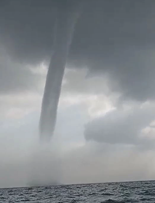 Hatay’da denizde çıkan hortum kamerada