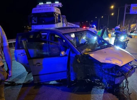 Otomobil bariyere çarptı: 1 ölü, 3 yaralı